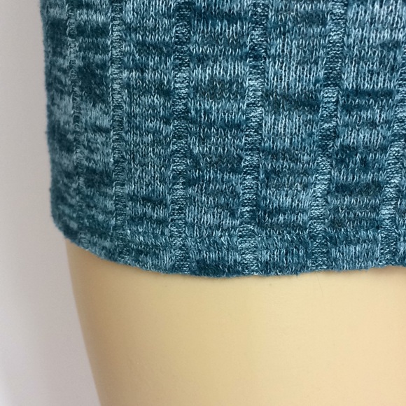 🎀Hollister Cold Shoulder Top - Picture 4 of 8